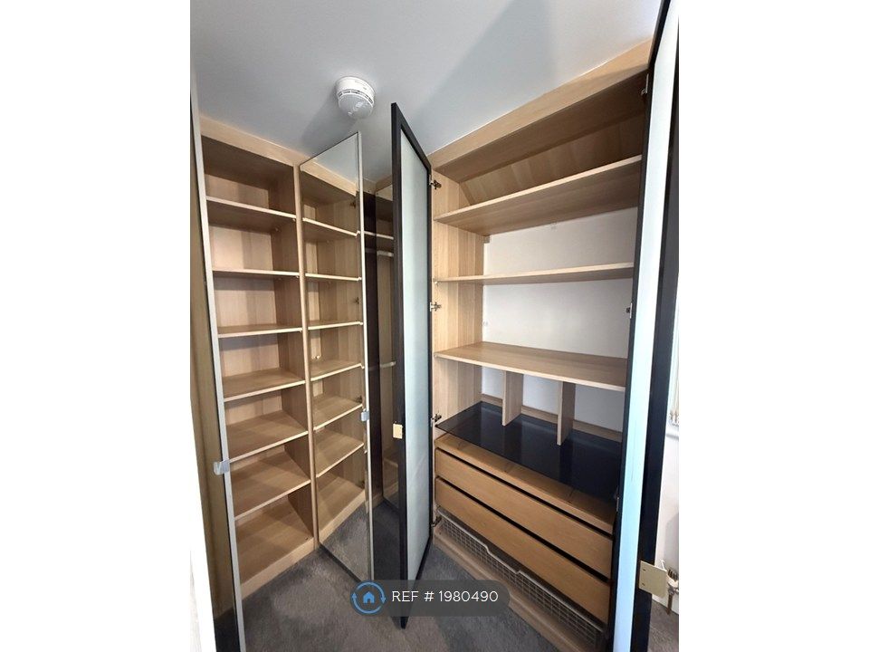 Property photo 3 of 9 Extra Storage In Wardrobes