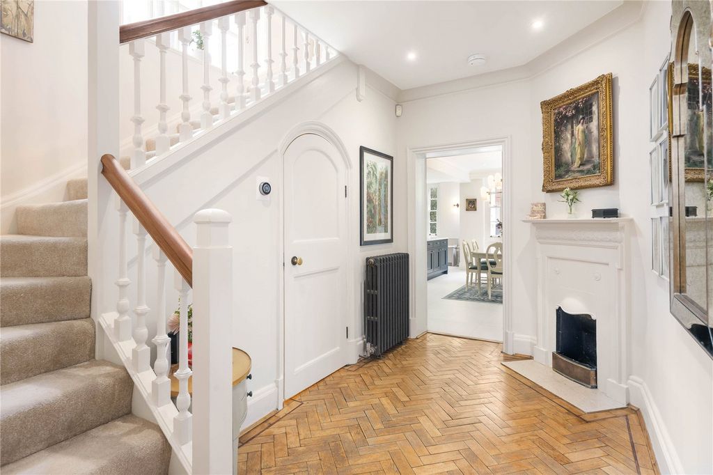 Property photo 3 of 12 Entrance Hall