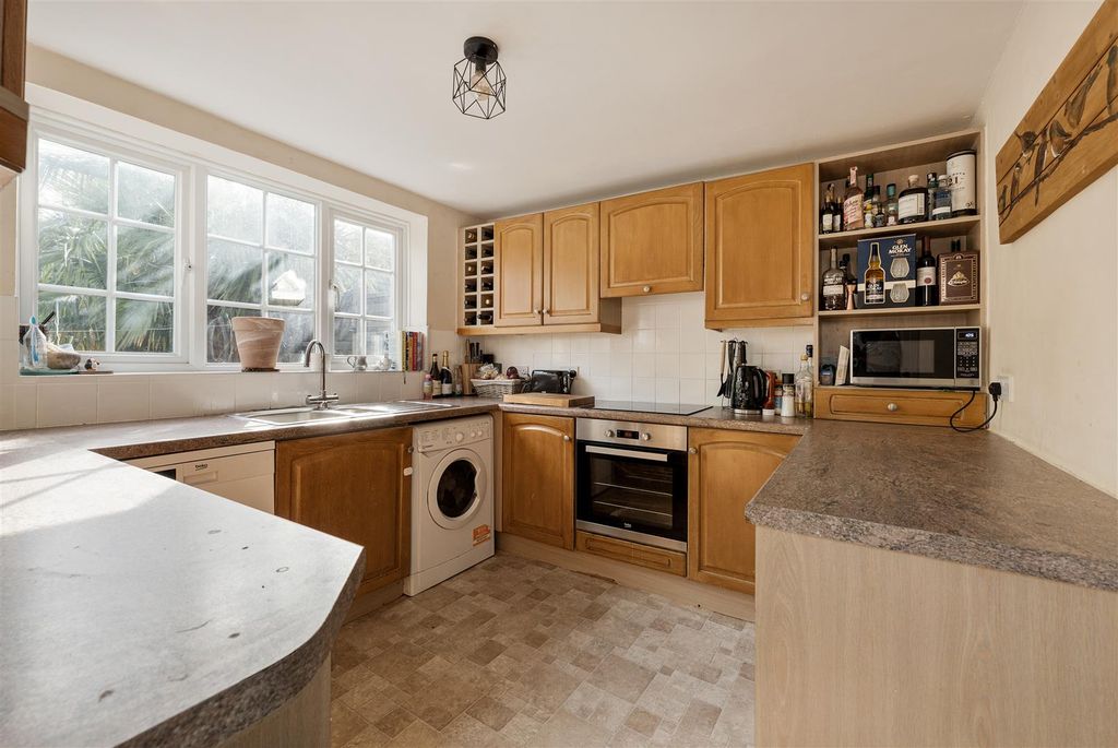 Property photo 3 of 30 Gladstone Road, Ig9