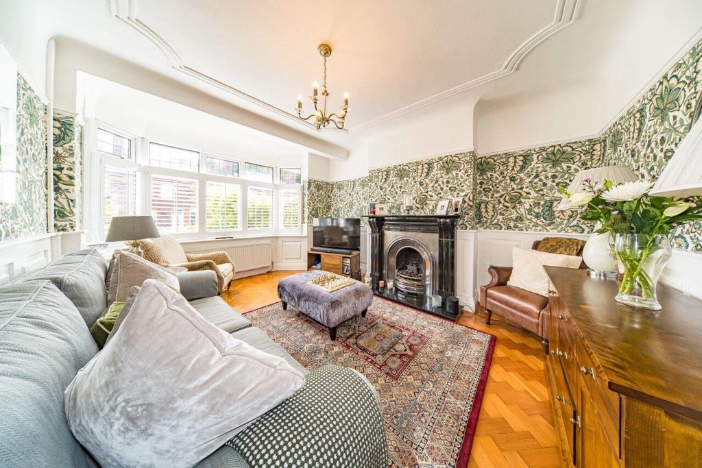 Property photo 2 of 16 100 Bluebell Lane Lounge 3.Jpg