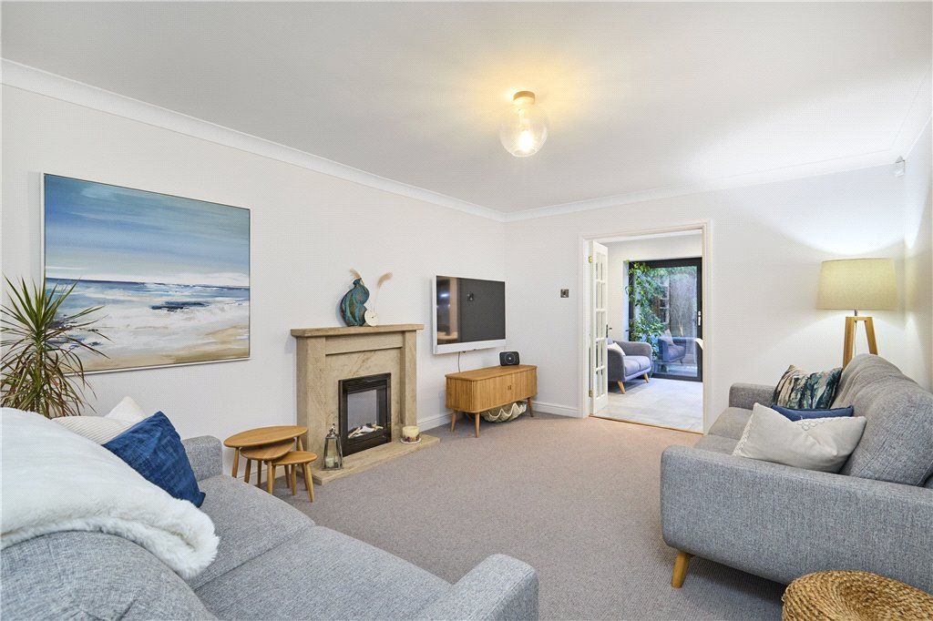 Property photo 3 of 28 Lounge