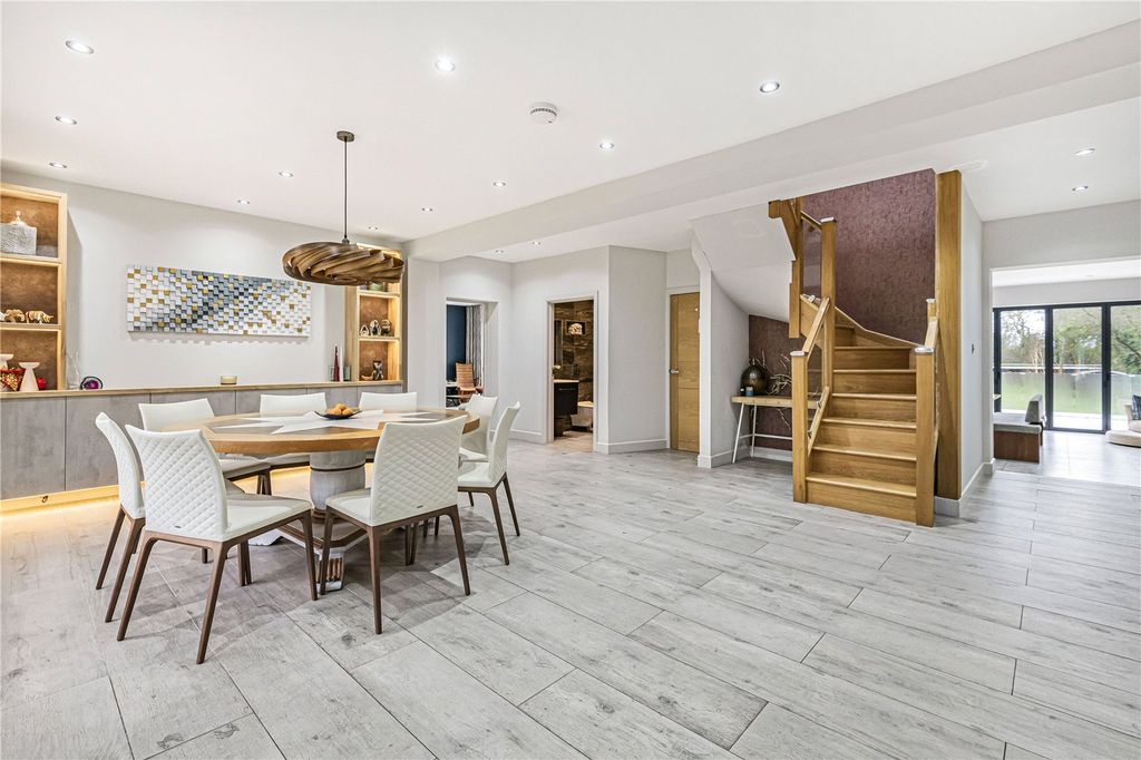 Property photo 3 of 27 Entrance/Dining Room