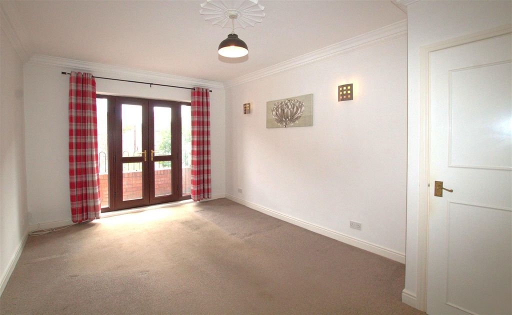 Property photo 1 of 9 Lounge
