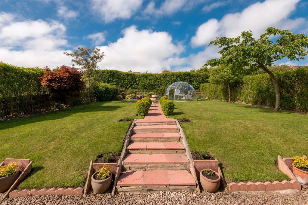 Property photo 2 of 38 Garden