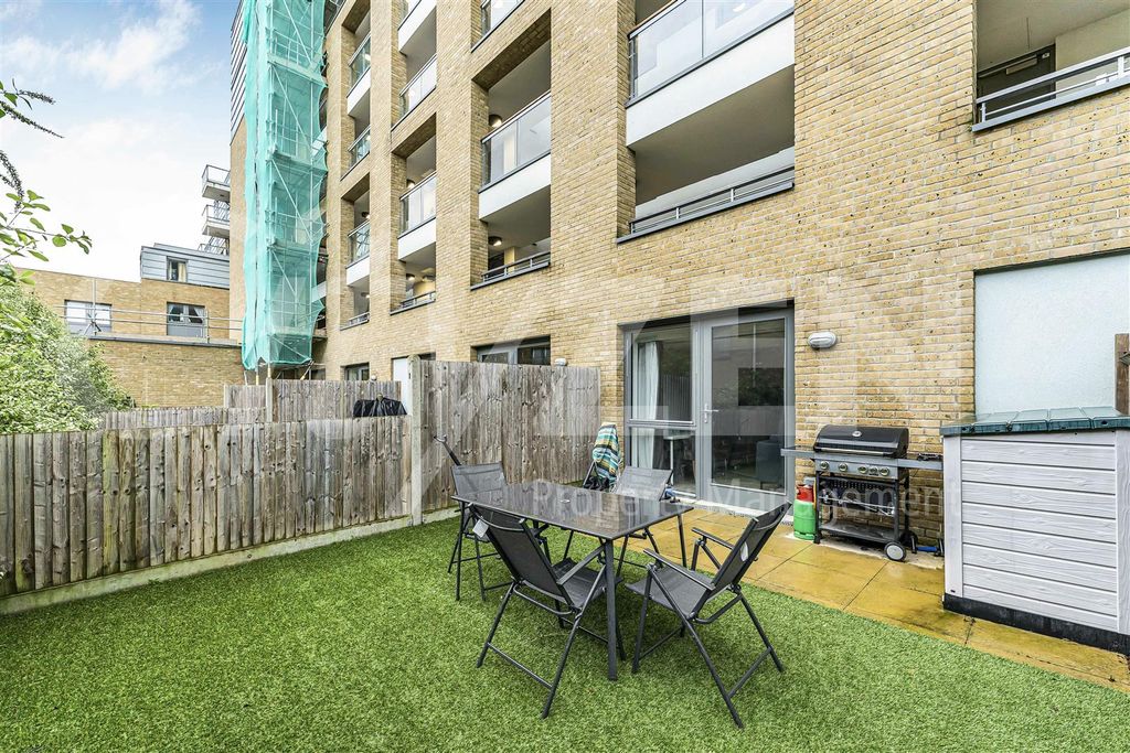 Property photo 2 of 11 Private Garden