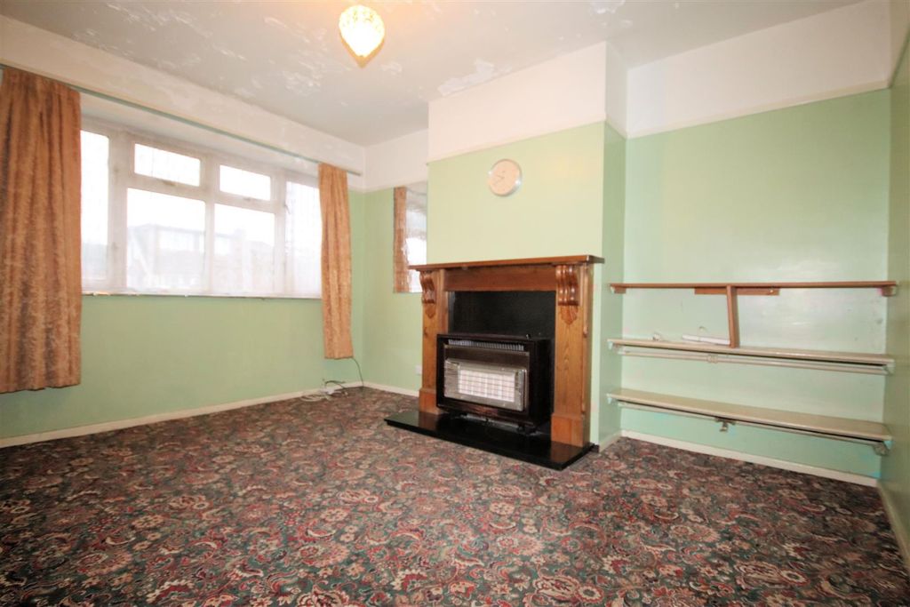 Property photo 3 of 12 Lounge