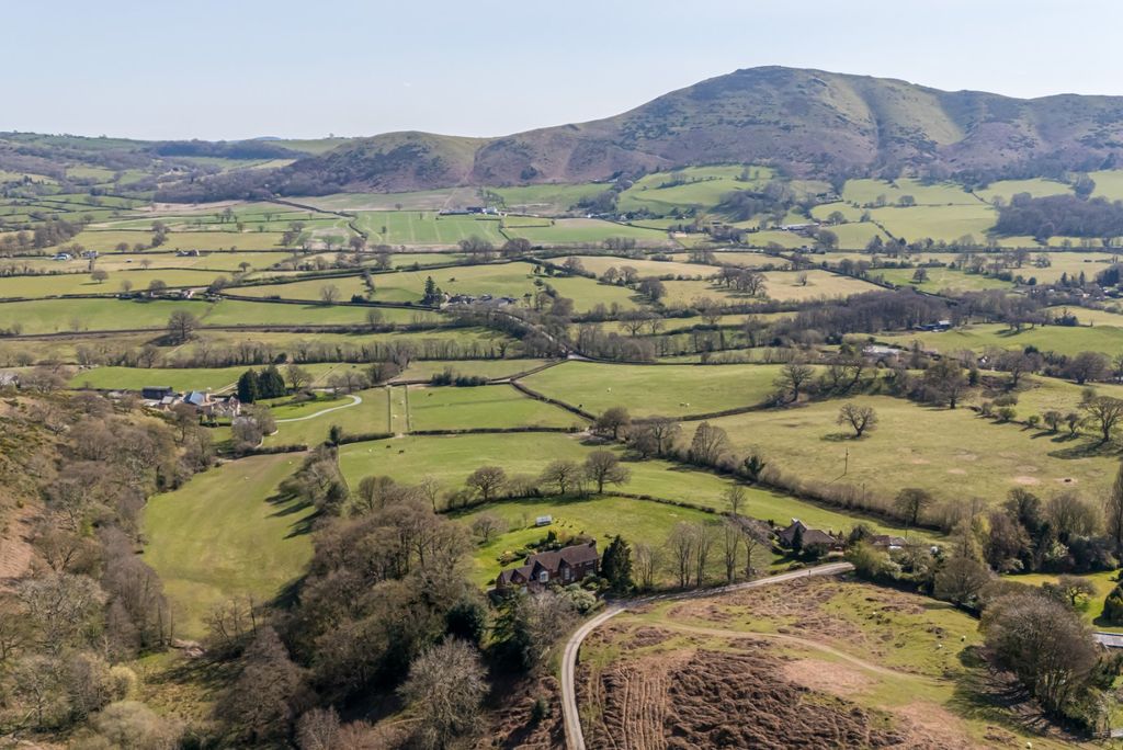 Property photo 2 of 40 Setting