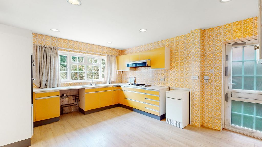 Property photo 2 of 17 4423404