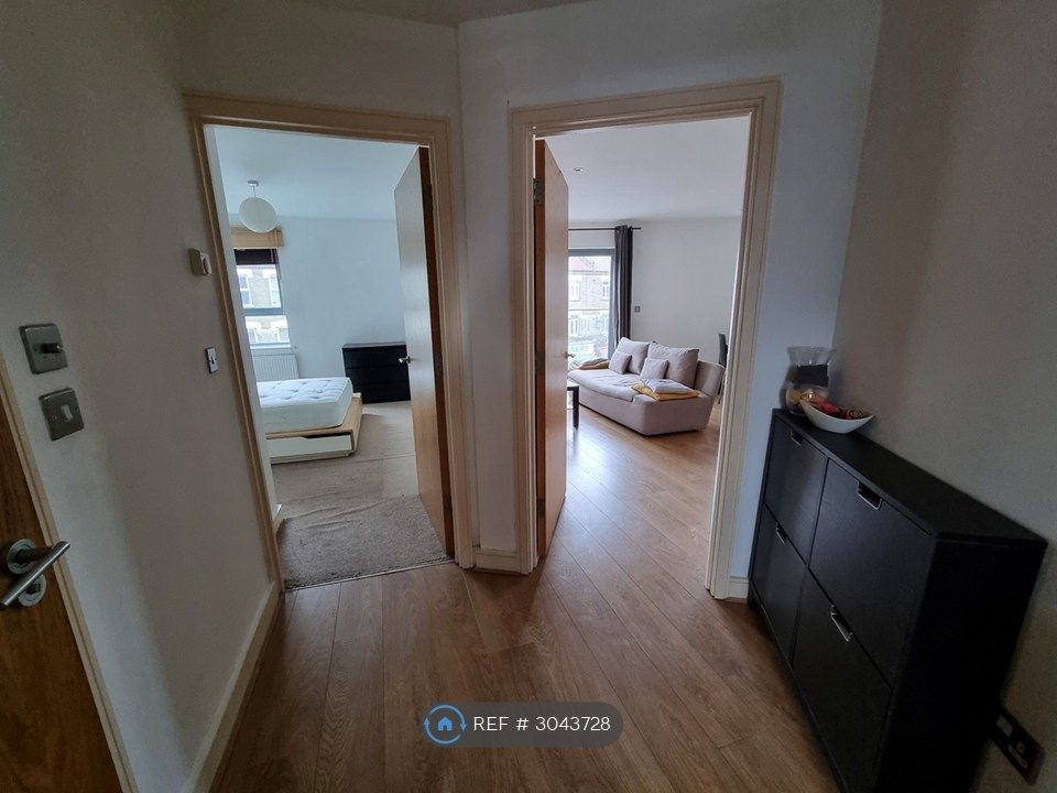 Property photo 3 of 7 Entrance Hall