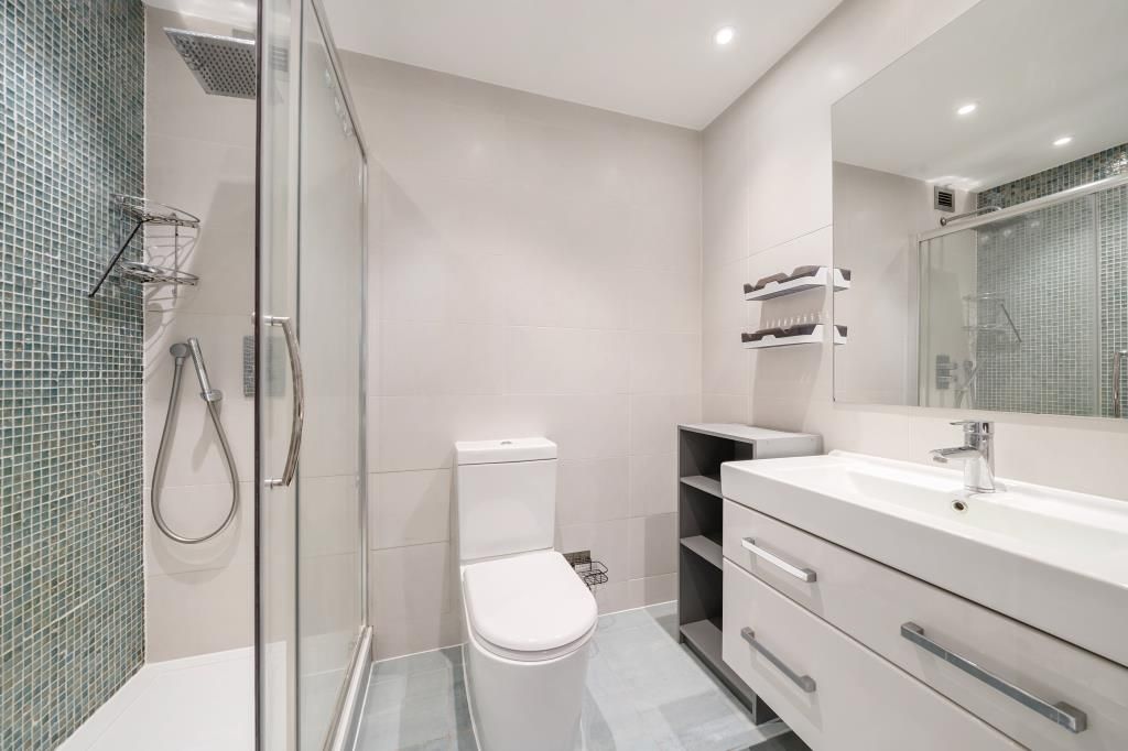 Property photo 2 of 12 Bathroom