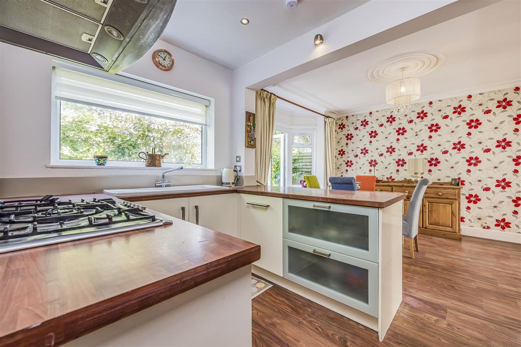 Property photo 3 of 23 16 Stafford Road, Southsea-Porticomarketing-Soldby