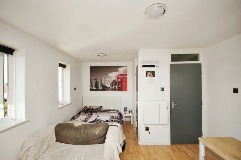Property photo 3 of 5
