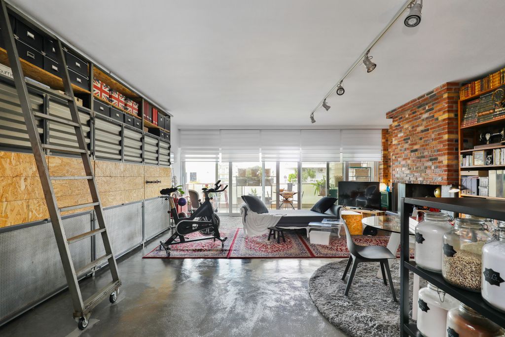 Property photo 2 of 20