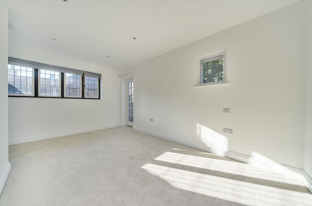Additional image 19 of 2 bed flat for saleHigh Street, East Grinstead, West Sussex RH19