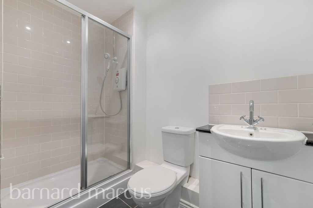 Property photo 3 of 8 En-Suite Bathroom