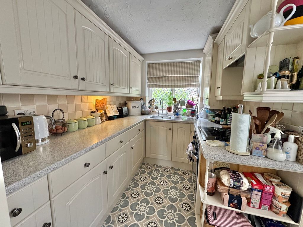 Property photo 3 of 11 Kitchen