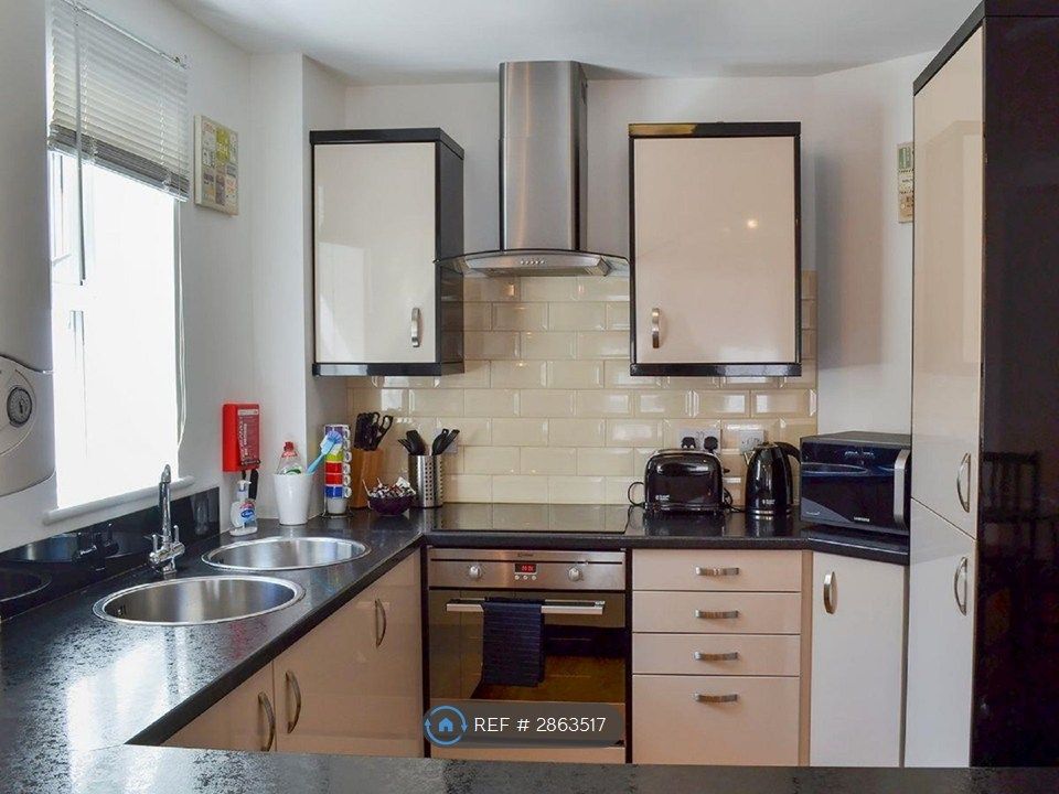 Property photo 3 of 18 Kitchen