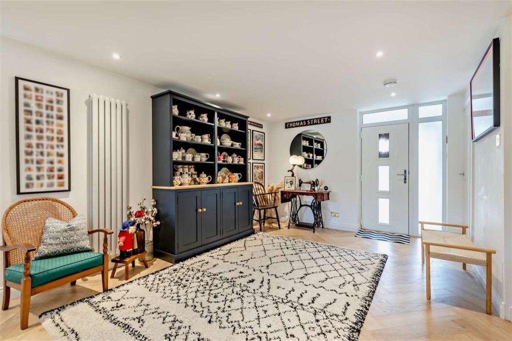 Property photo 3 of 25 Entrance Hallway