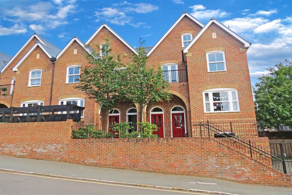 4 bed flat for sale High Wycombe