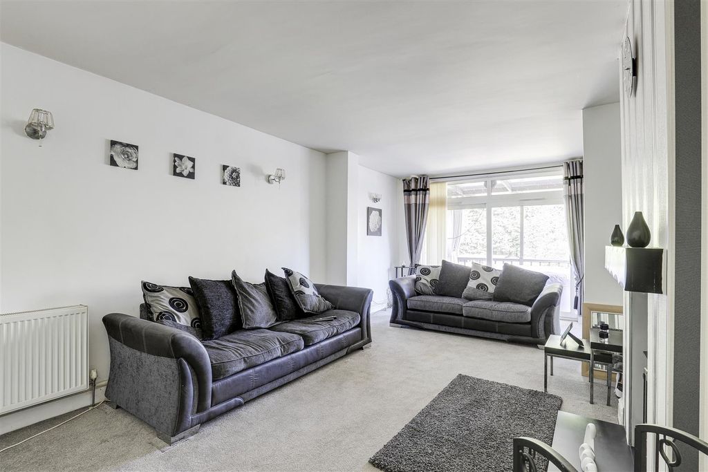 Property photo 3 of 31 33166.Jpg