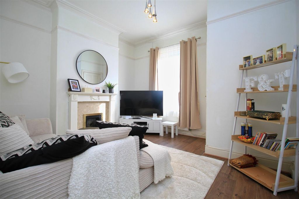 Property photo 3 of 12 Lounge.Jpg