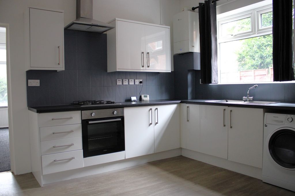 Property photo 2 of 9 Kitchen