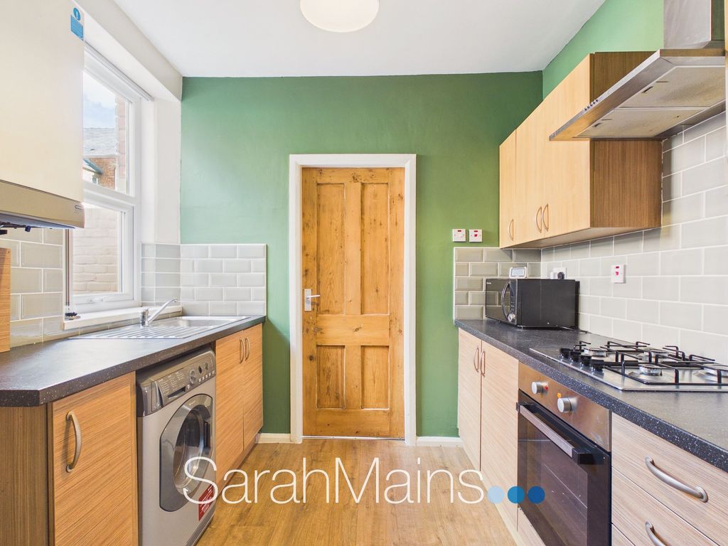 Property photo 3 of 11 Kitchen