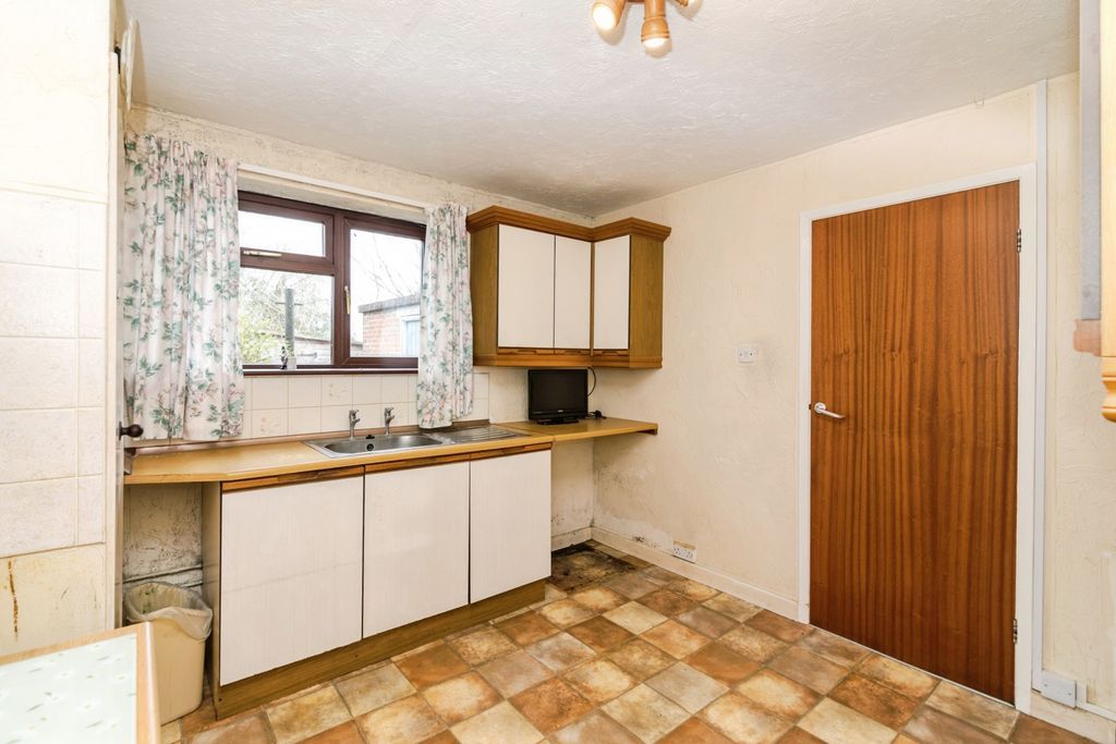 Property photo 3 of 18 Kitchen