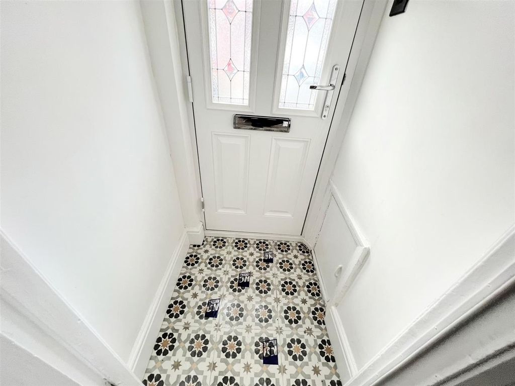 Property photo 2 of 15 Vestibule