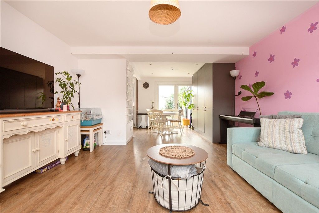 Property photo 3 of 15 Lounge