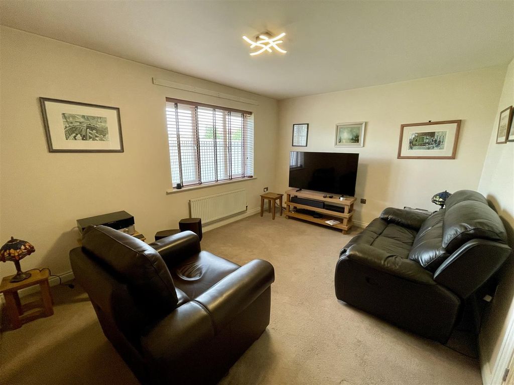 Property photo 2 of 18 Lounge