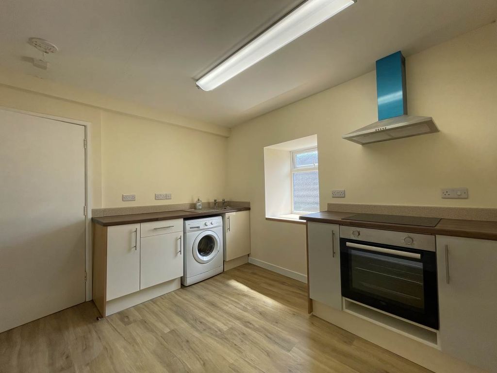 Property photo 3 of 6 Kitchen