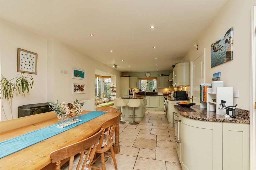 Property photo 2 of 28