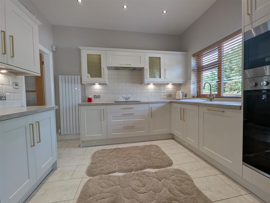 Property photo 3 of 12 Kitchen