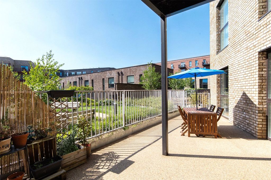 Property photo 2 of 13 Studio House E20