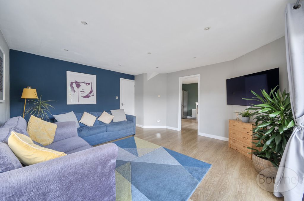 Property photo 2 of 19 Ae34Fb72-E3A8-4B2...