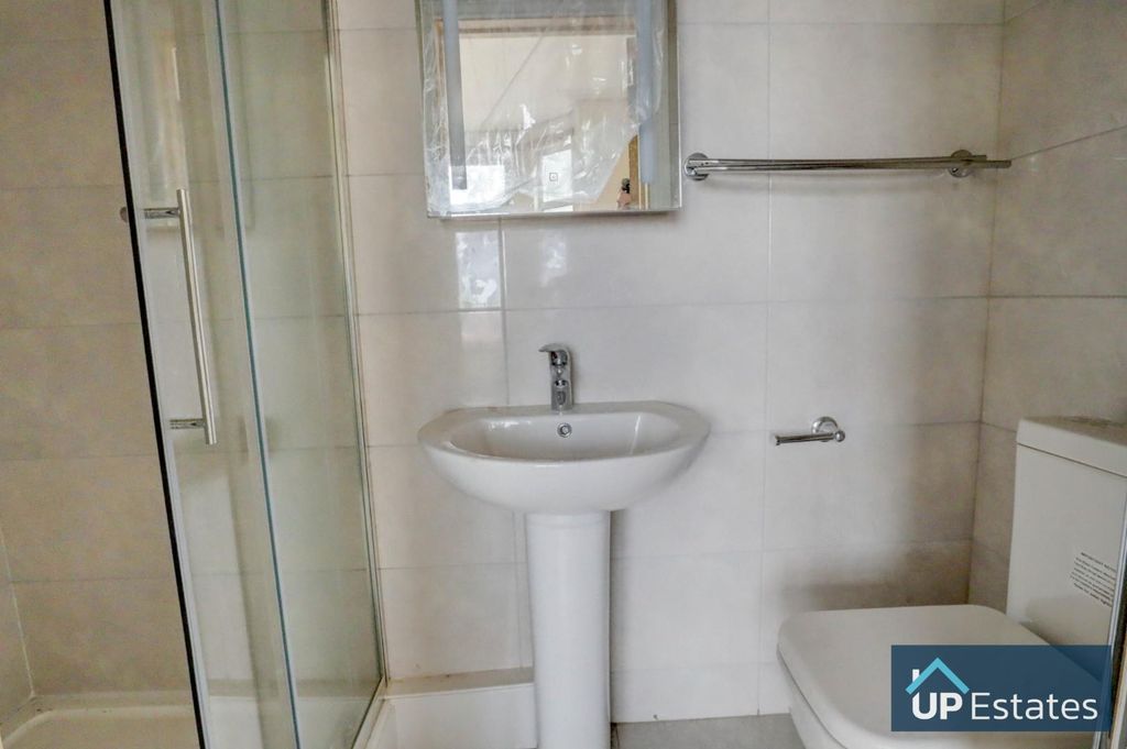 Property photo 3 of 20 Ensuite