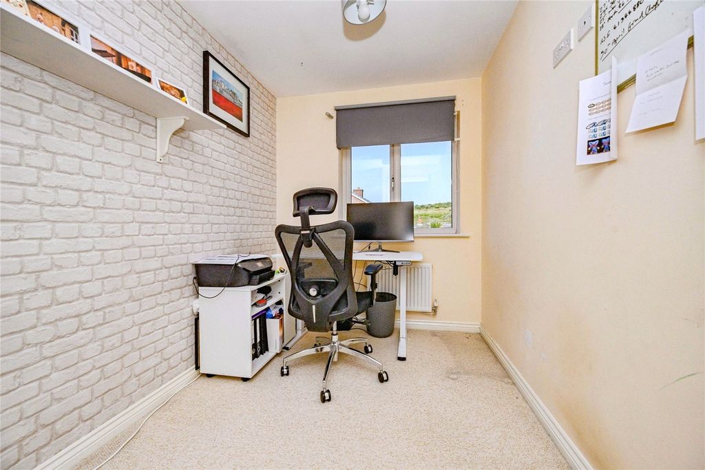 Additional image 18 of 5 bed end terrace house for saleFossett Grove, Dunstable, Bedfordshire LU6