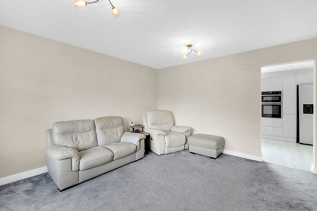 Property photo 3 of 28