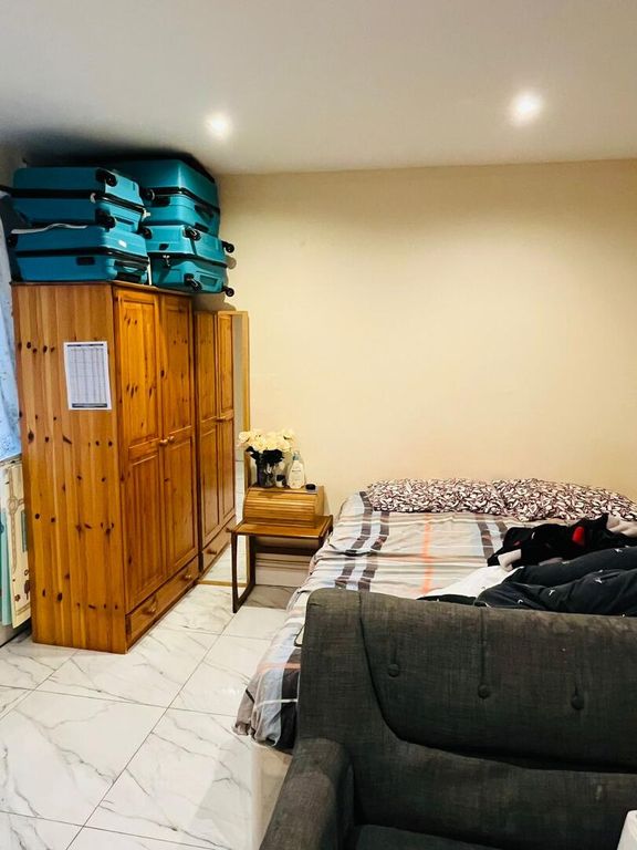 Property photo 2 of 3 Bedroom