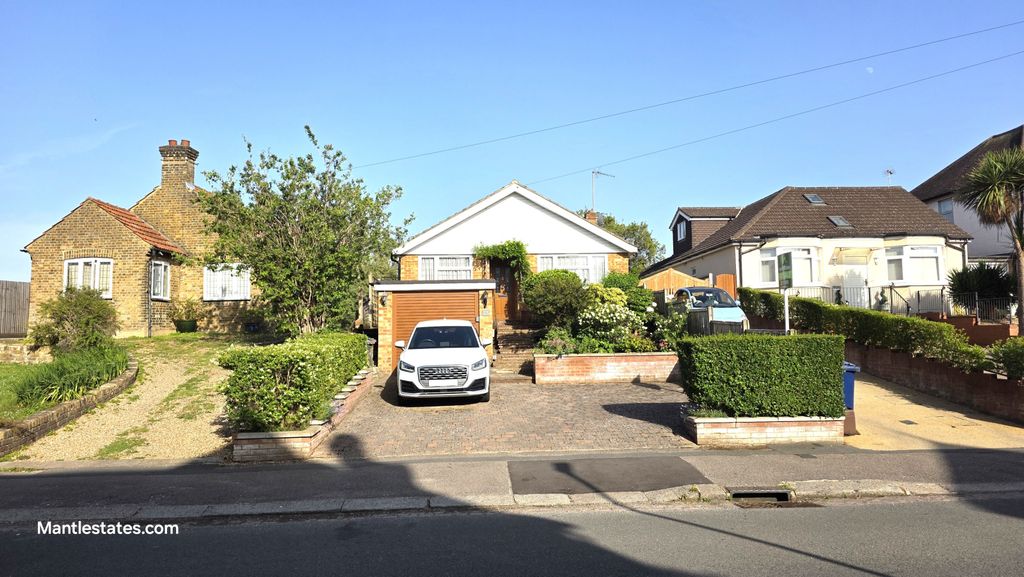 Property photo 1 of 21 3 Bed Bungalow For Sale Crescent Road, East Barnet En4