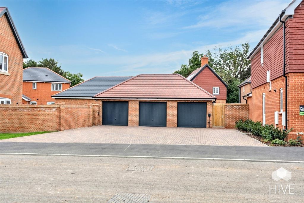 Property photo 2 of 30 Garage & Parking