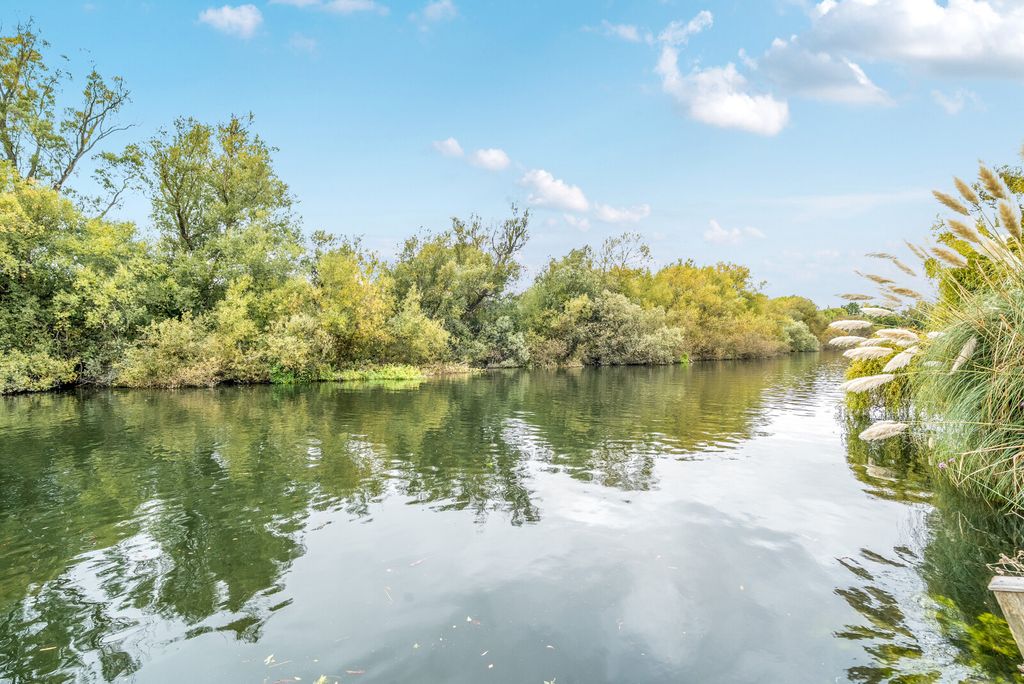 Property photo 3 of 26 1363126-26-68E4E5...