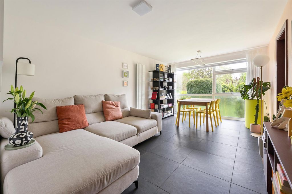Property photo 2 of 28 Chingford Avenue, E4