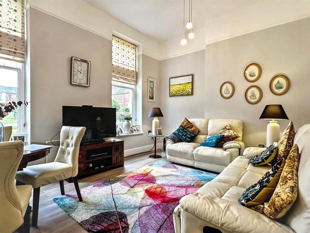 Property photo 3 of 18 Lounge