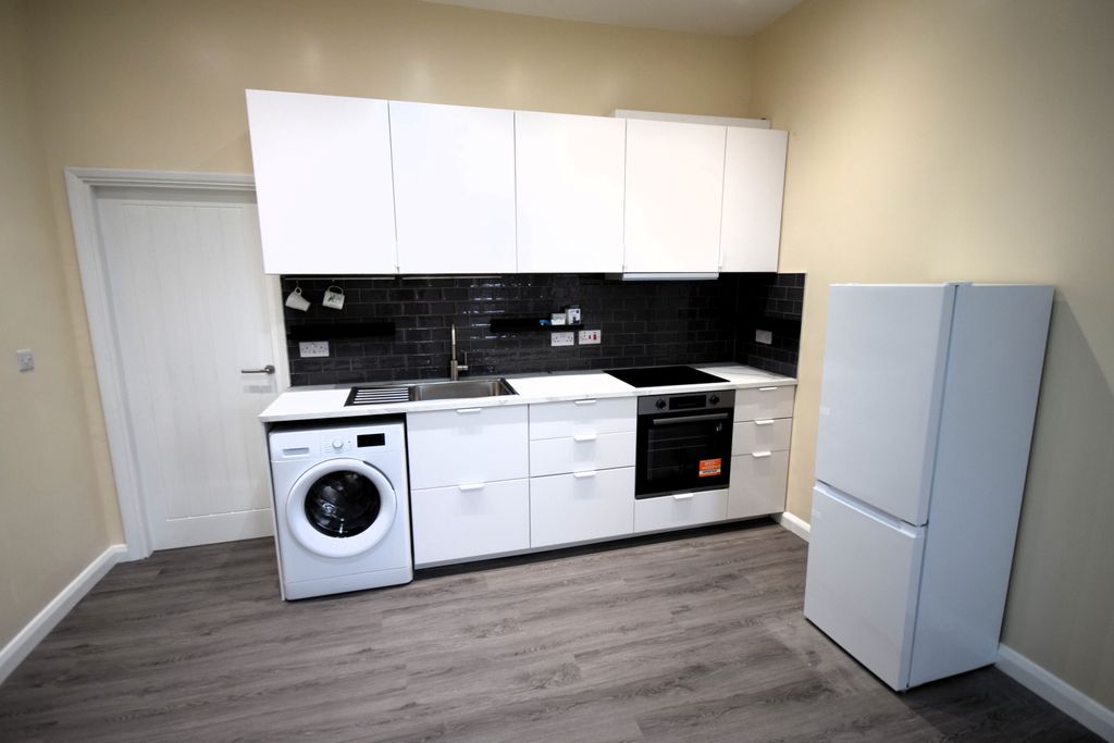 Property photo 3 of 8 Kitchenette