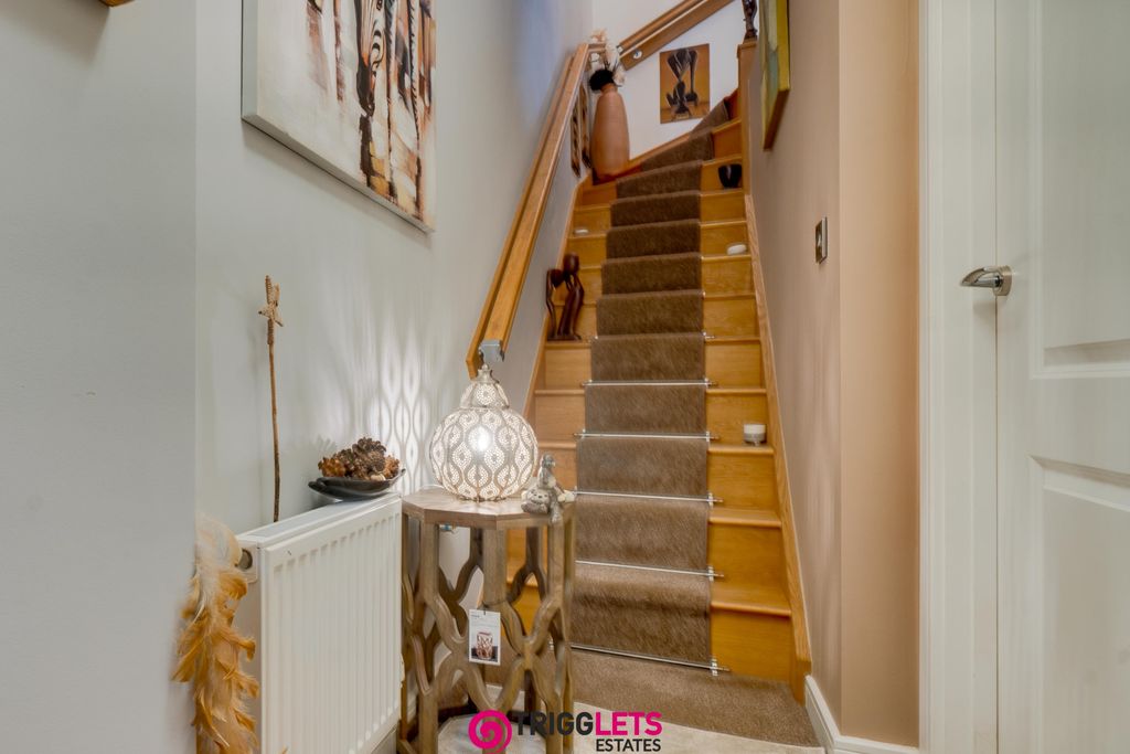 Property photo 2 of 27