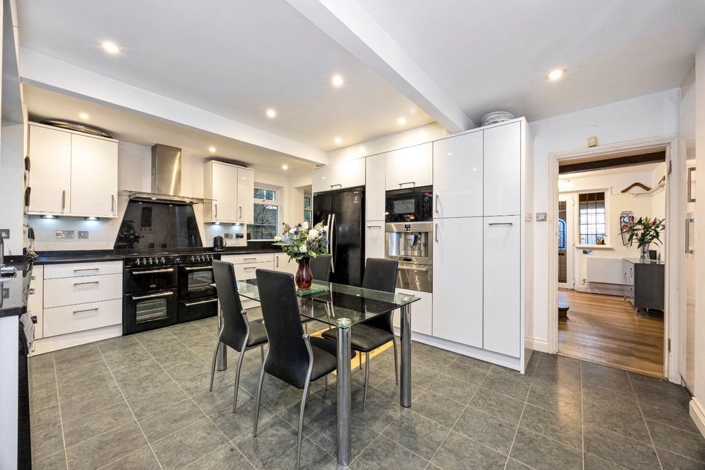 Property photo 3 of 33 Kitchen