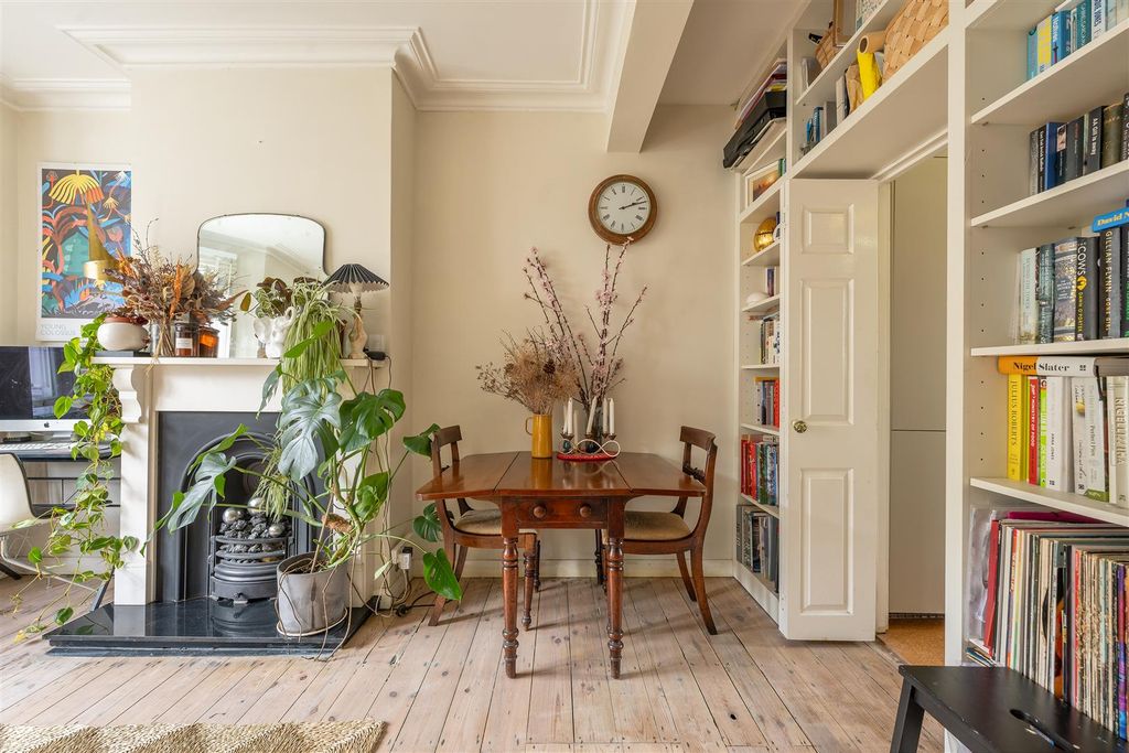 Property photo 2 of 17 Ramsay Road E7