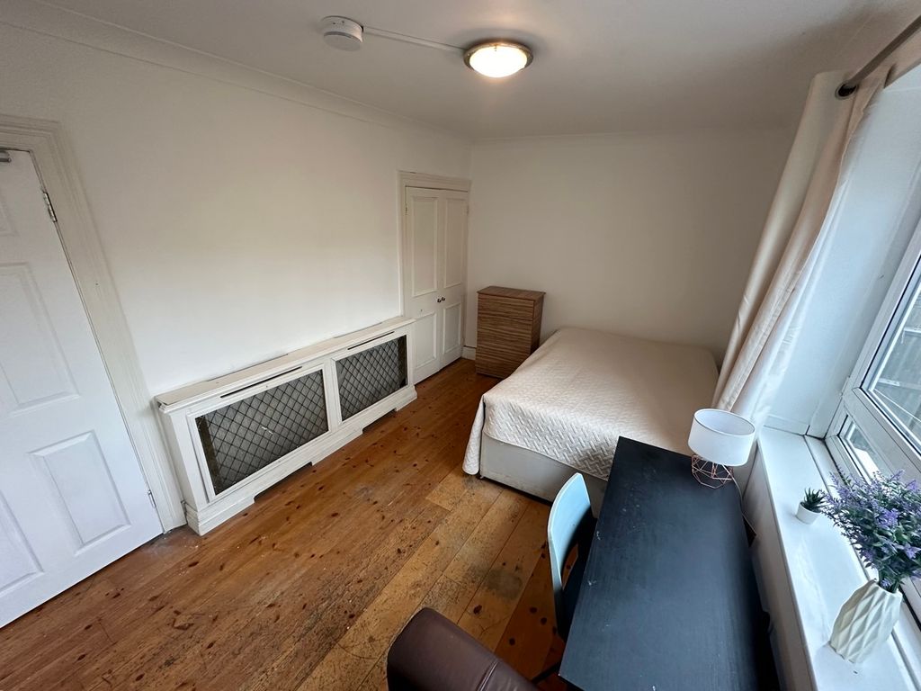 Property photo 3 of 16 Room B